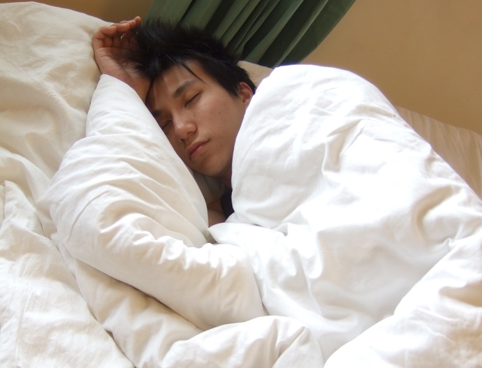 側睡比仰睡更好入眠？