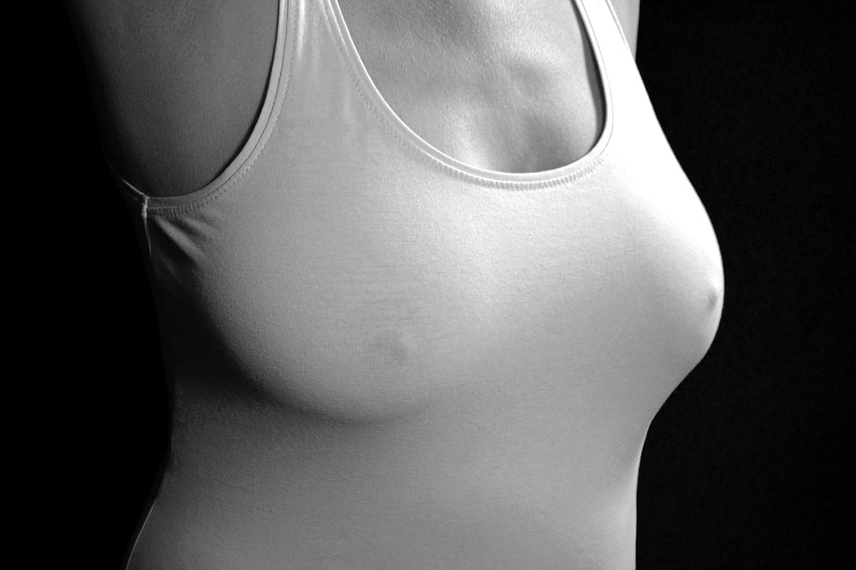 乳癌迷思大解析，胸部小的人，較不會得乳癌？