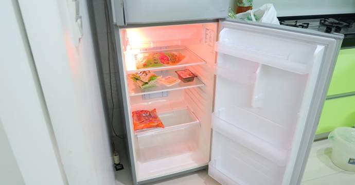 如果我有一座新冰箱貼滿磁鐵，易耗電？