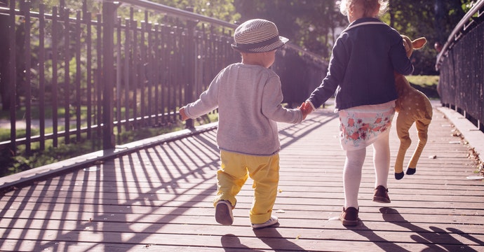 小孩腳步聲吵到鄰居？怎麼讓孩子聽懂身體說的話，學會「輕聲走路」