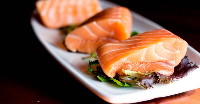 搶吃鮭魚全台瘋改名！大吃鮭魚如何避免吃到化學殘留物？