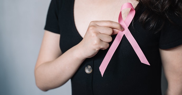 乳頭出現分泌物是乳癌症兆？35歲起女性有這些危險因子應盡早做檢查！