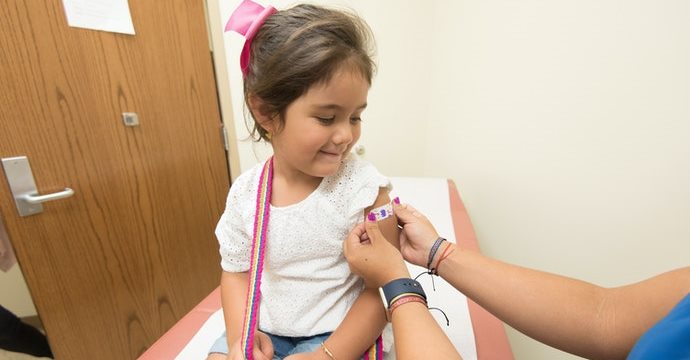 兒童打新冠疫苗副作用強嗎？0-5歲沒疫苗怎麼防感染？各族群最新疫苗接種時間一次看