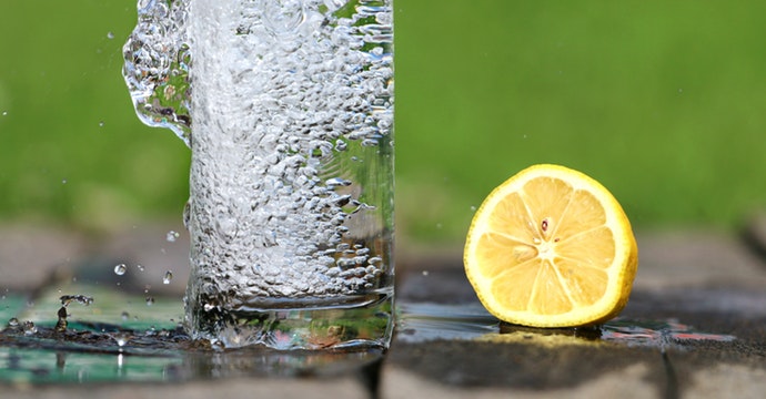 確診喉嚨痛不喝水竟腎衰竭！腎不好怎麼控制喝水量防水腫？